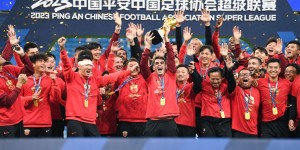【千亿体育】足球报：海港战蓉城决定争冠格局，杨帆红牌可能后果很严重