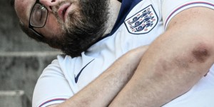 【千亿体育】蚌埠住了😪英格兰0-0斯洛文尼亚，看台英格兰球迷已经睡着了