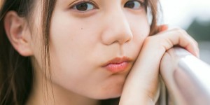 【千亿体育】日向坂46 小坂菜绪今日发售首本写真集「君は谁？」全新泳装照解禁