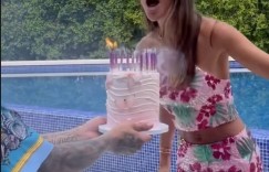 【千亿体育】🤔阿尔维斯参加妻子生日聚会，拿蛋糕给妻子吹蜡烛