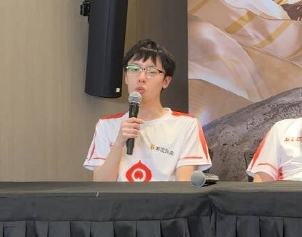 smlz：我去问脚神，就问他LCK那个EZ日女到底是什么情况