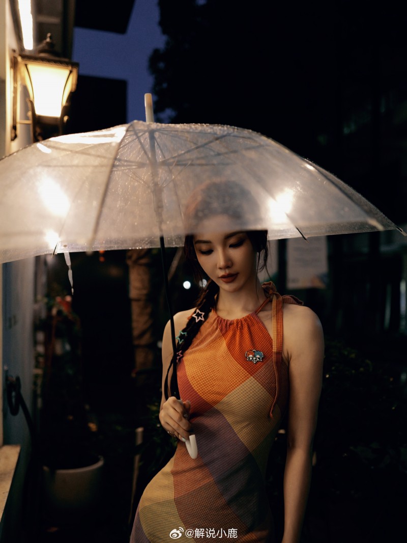 KPL美女解说小鹿晒照：在雨夜，在雨中?