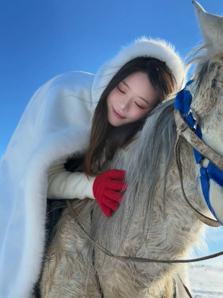 骆歆晒照：是雪地骑马！我2024未达成的心愿有救了！